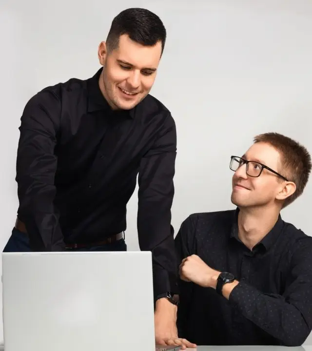 Eryk Krzyżanowski i Krzysztof Nowak podczas pracy nad kampanią Facebook Ads