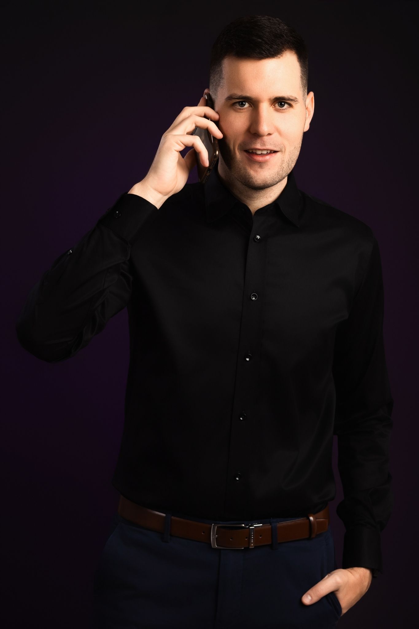 Eryk Krzyżanowski podczas rozmowy telefonicznej